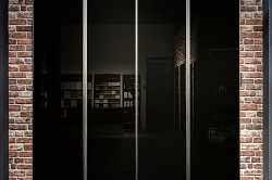 Мансардный шкаф-купе для спальни с зеркальными дверями и оптимальным использованием пространства