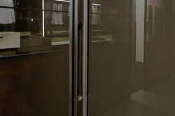 Мансардный шкаф-купе для спальни с зеркальными дверями и оптимальным использованием пространства