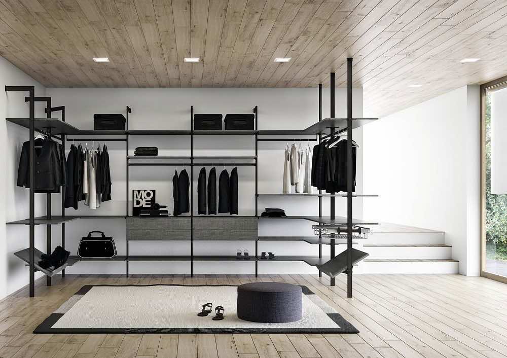 Шкаф-купе с LED подсветкой и широкими дверьми для стильного хранения одежды