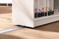 Встроенный шкаф-купе для прихожей с раздвижными дверями и стильным дизайном