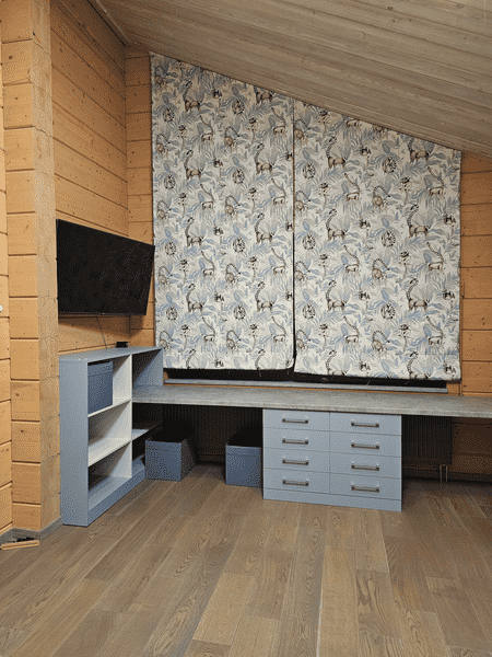 Шкаф Шкаф для детской комнаты под мансардной крышей с распашными фасадами и внутренней ячеистой системой хранения: оптимальное решение для аккуратного размещения одежды, игрушек и аксессуаров в ограниченном пространстве.