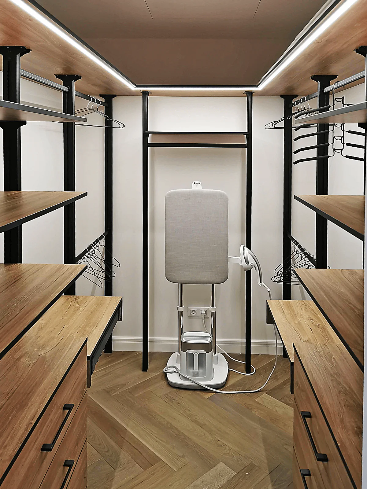 гардеробная система хранения Vitra Black с алюминиевыми профилями и LED подсветкой