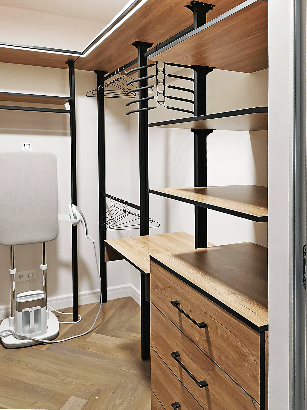 гардеробная система хранения Vitra Black с алюминиевыми профилями и LED подсветкой