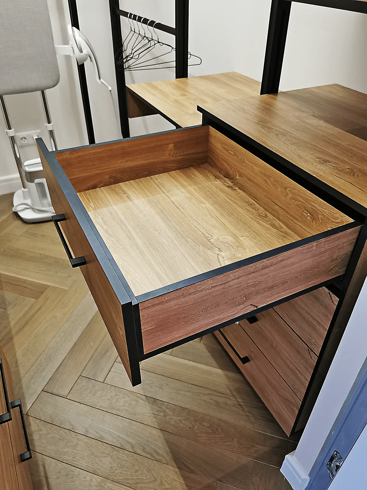 Открытая гардеробная система хранения из дерева и металла для организации пространства