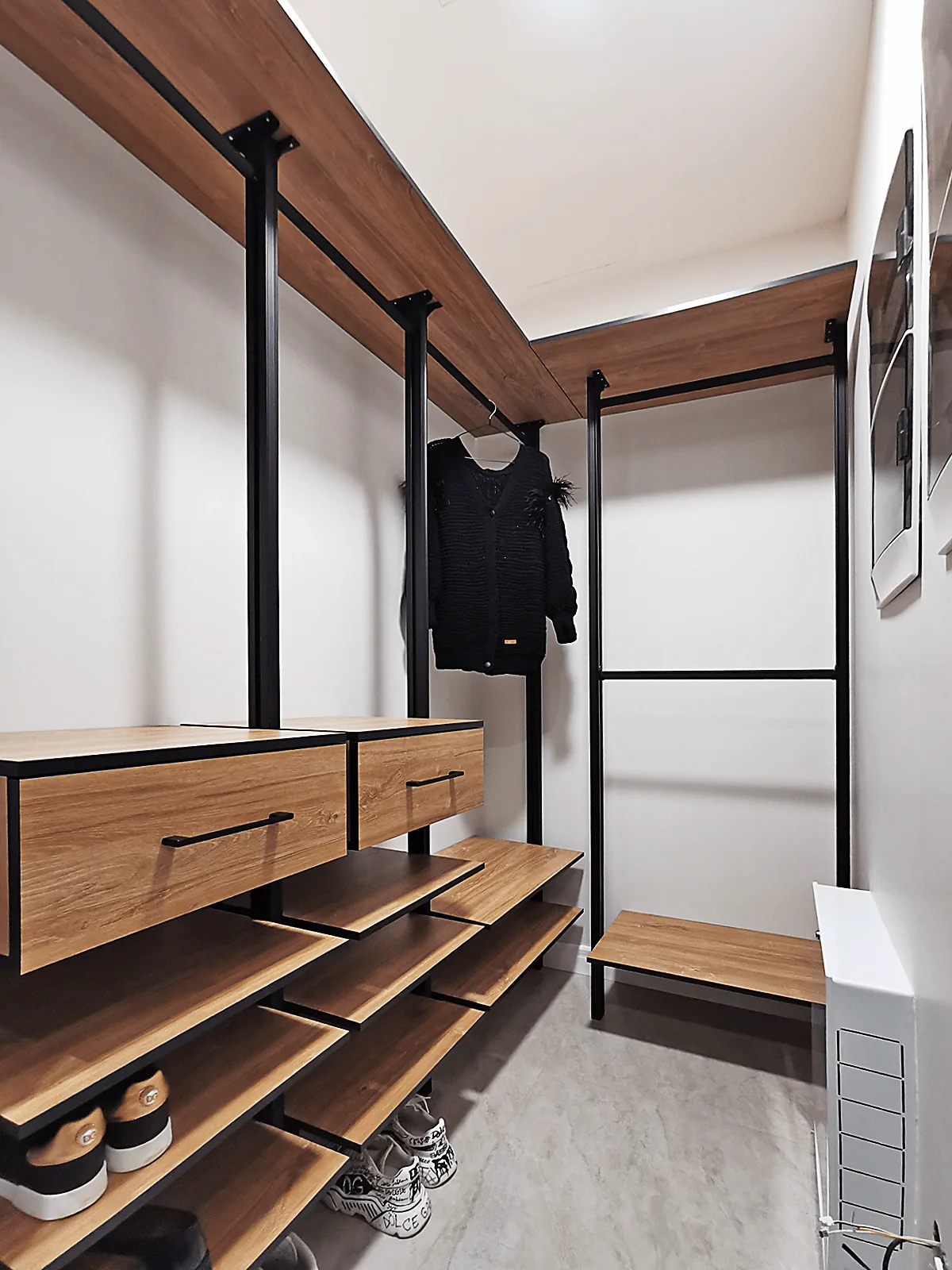 Открытая гардеробная система хранения из дерева и металла для организации пространства