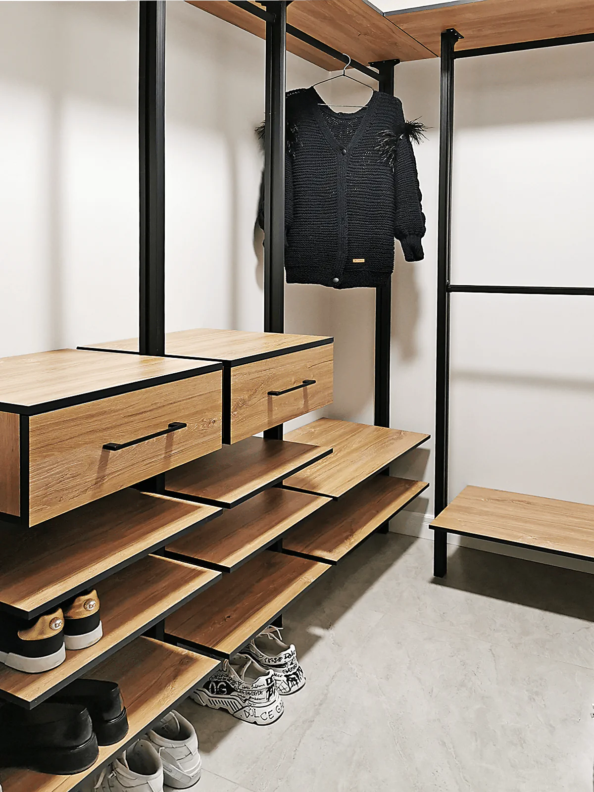 Открытая гардеробная система хранения из дерева и металла для организации пространства