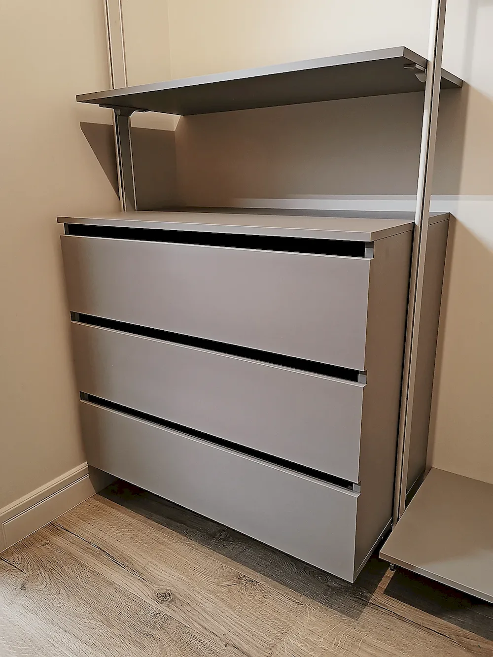 Гардеробная система SLIM Alum из алюминиевых профилей для стильного хранения вещей