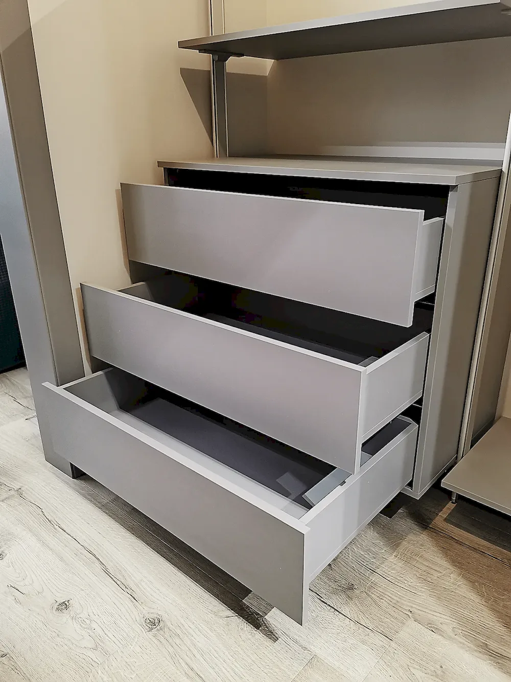 Гардеробная система SLIM Alum из алюминиевых профилей для стильного хранения вещей