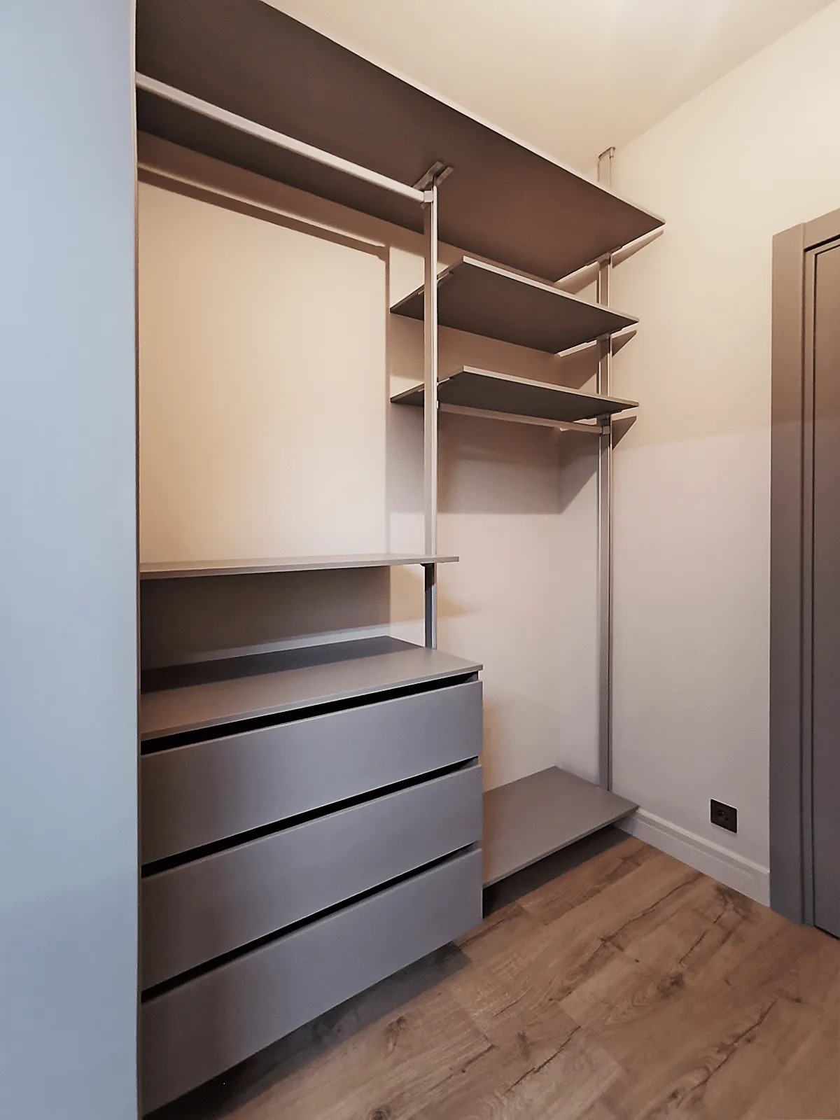 Гардеробная система SLIM Alum из алюминиевых профилей для стильного хранения вещей