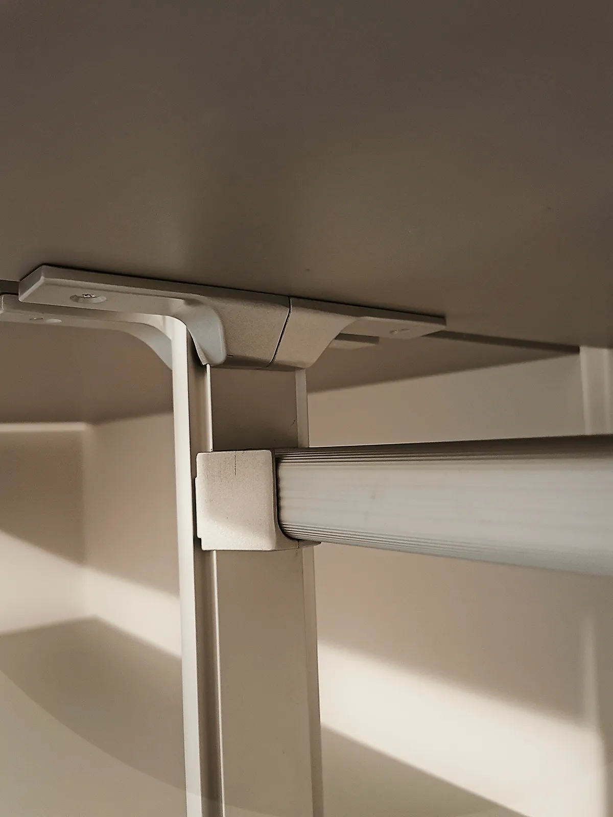 Гардеробная система SLIM Alum из алюминиевых профилей для стильного хранения вещей