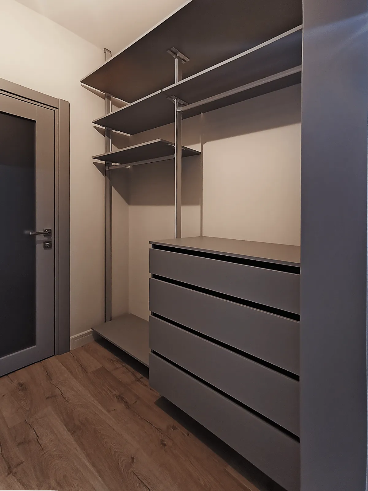 Гардеробная система SLIM Alum из алюминиевых профилей для стильного хранения вещей