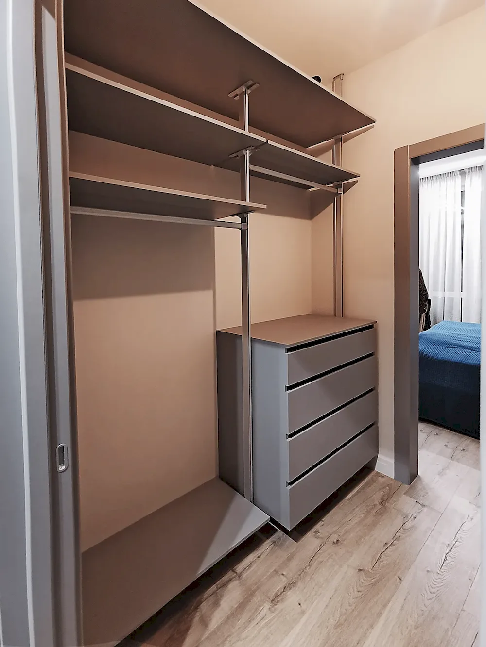 Гардеробная система SLIM Alum из алюминиевых профилей для стильного хранения вещей