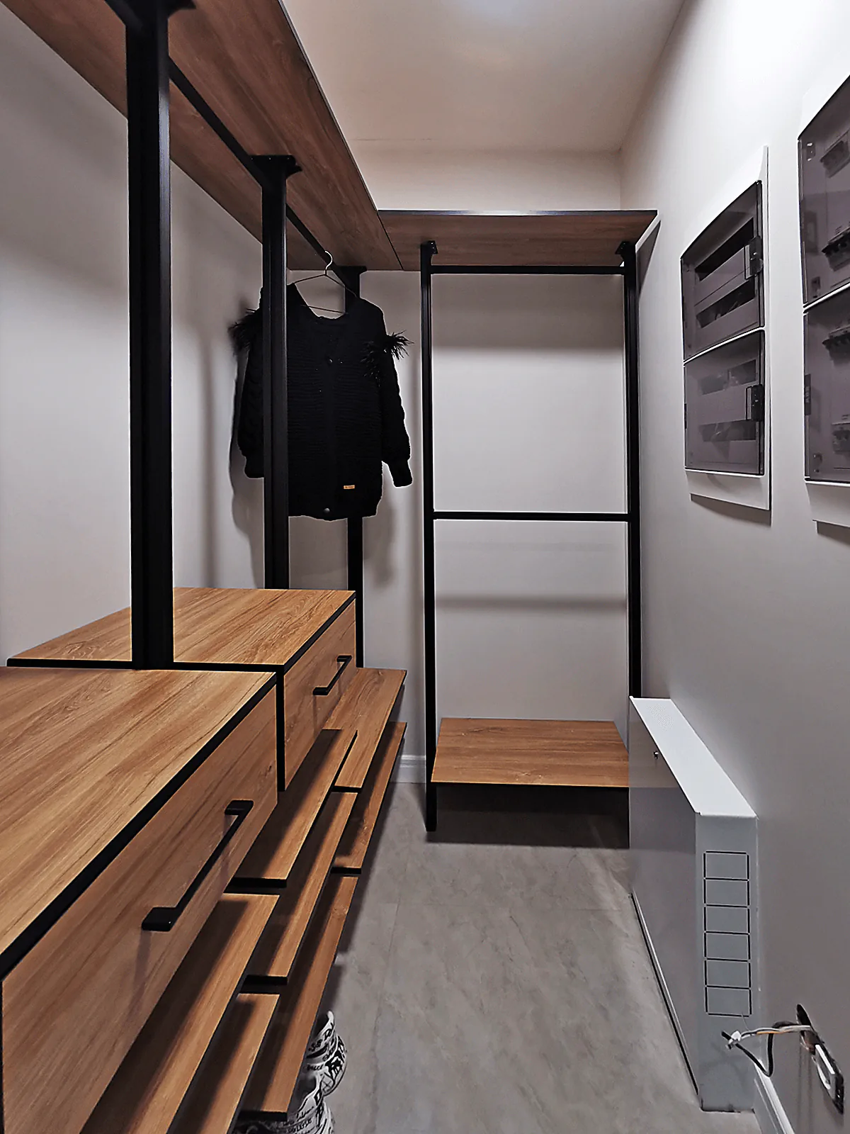 Открытая гардеробная система хранения из дерева и металла для организации пространства