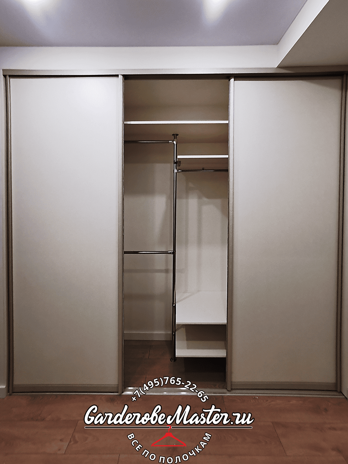 Встроенная гардеробная с раздвижными дверями