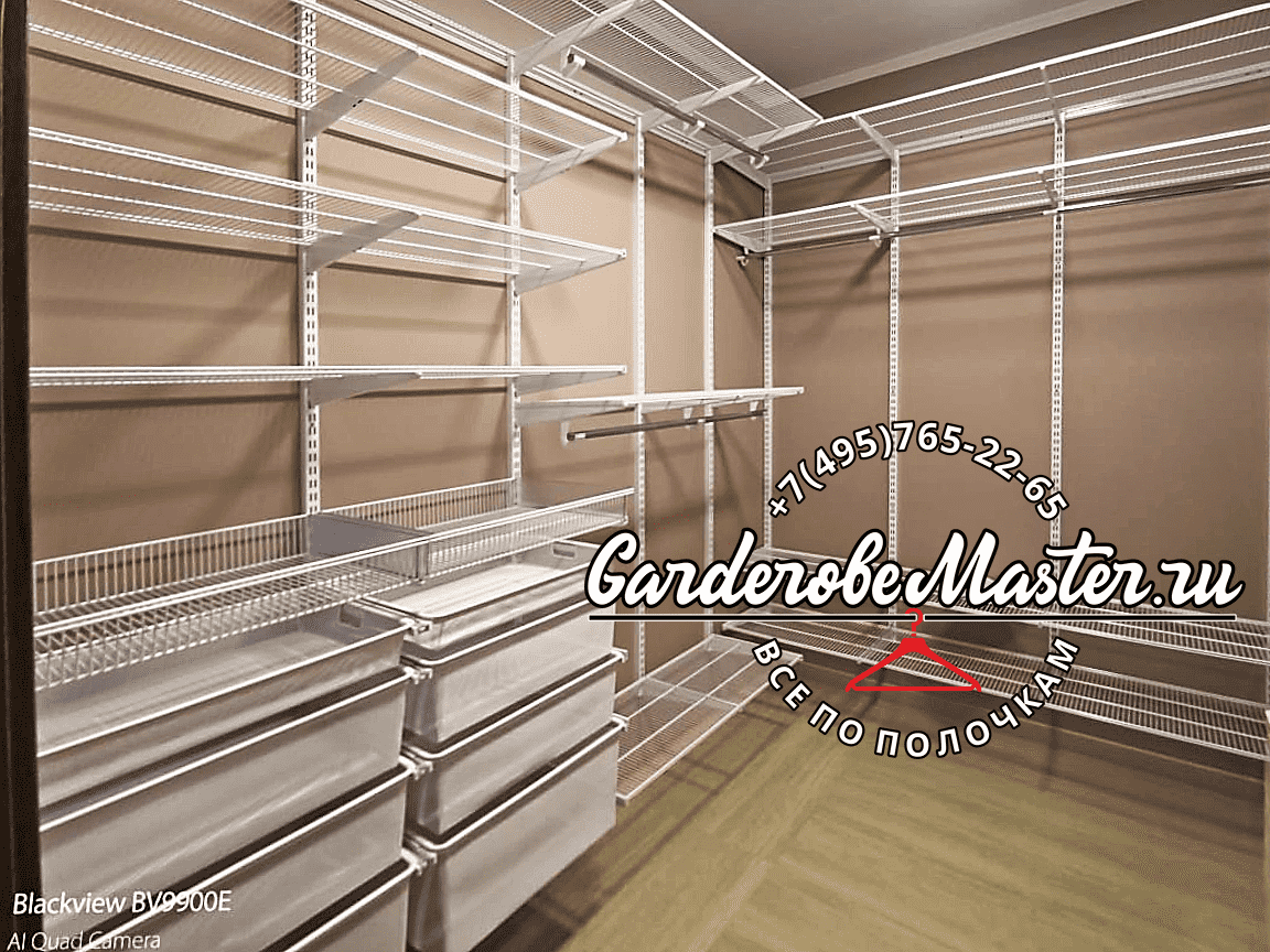 Металлическая гардеробная система с полками и выдвижными ящиками