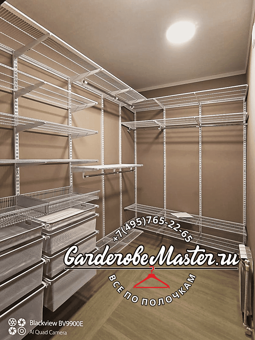 Гардеробная комната с металлическими системами хранения