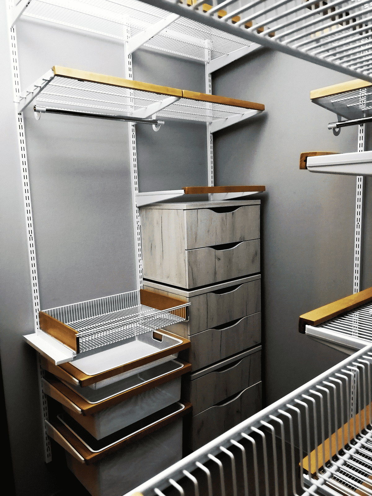 Сетчатые металлические полки с деревянным фронтом