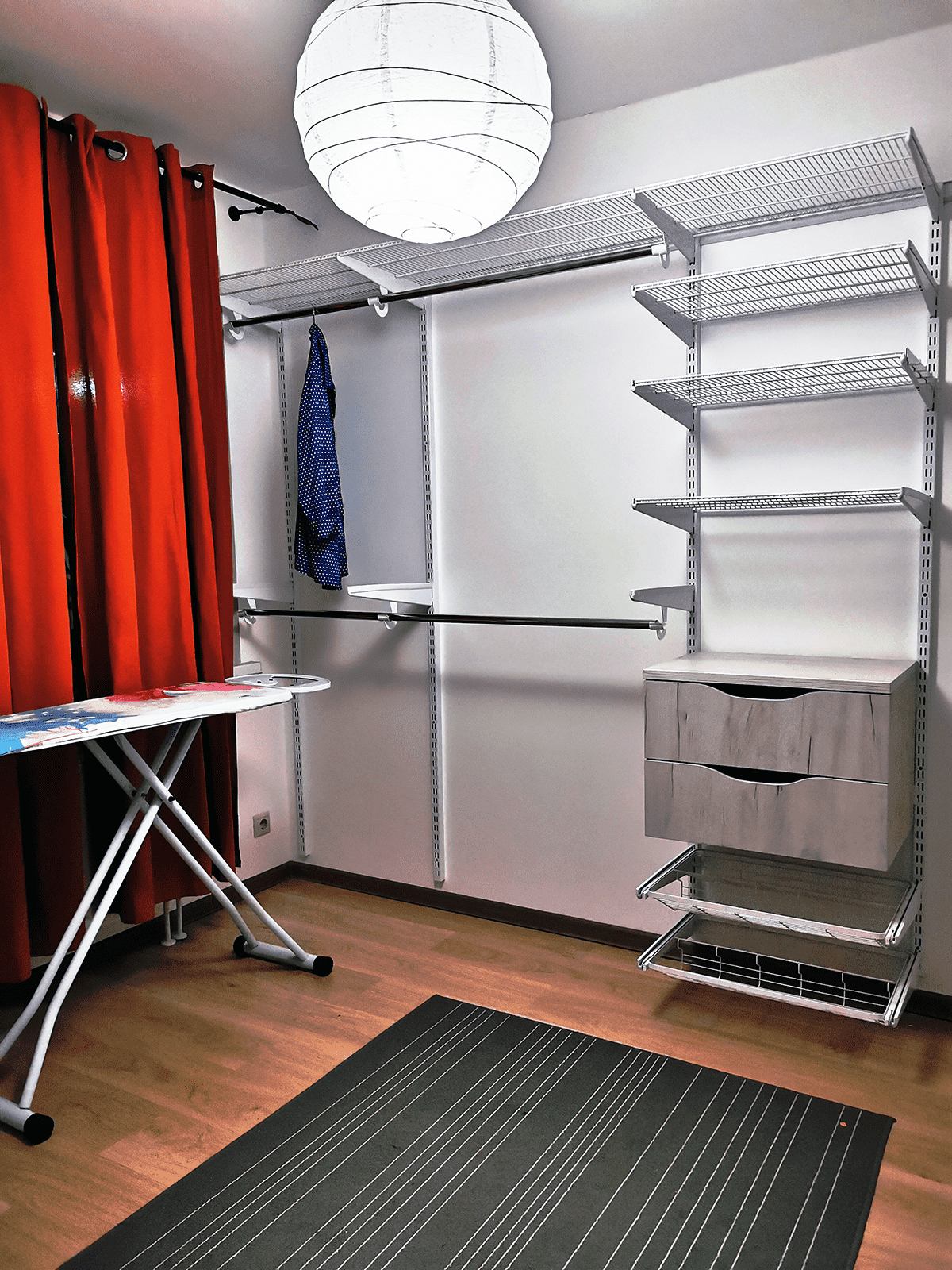 Гардеробная система с сетчатыми полками и штангами