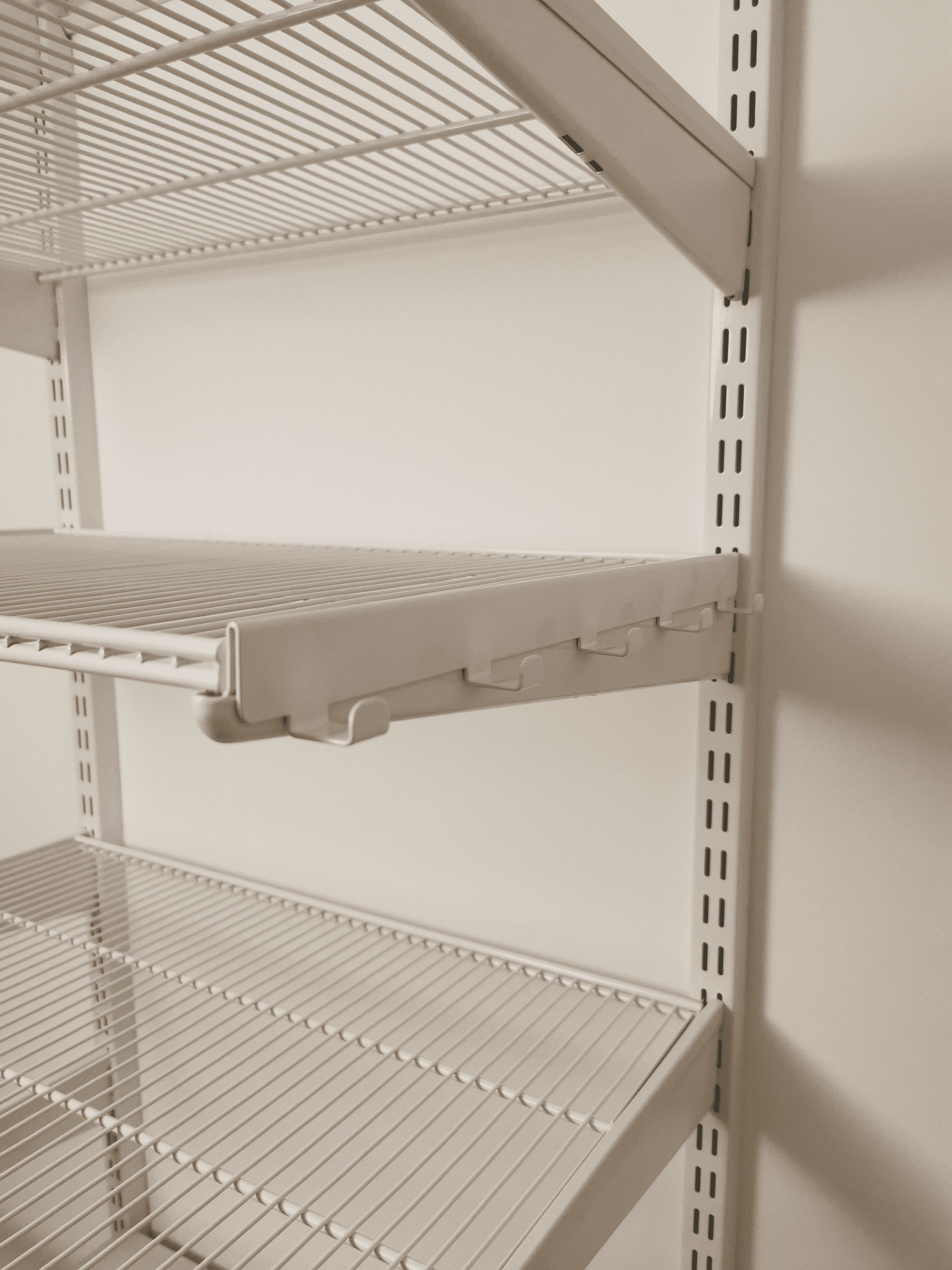 Гардеробная под скатом с сетчатыми полками и корзинами