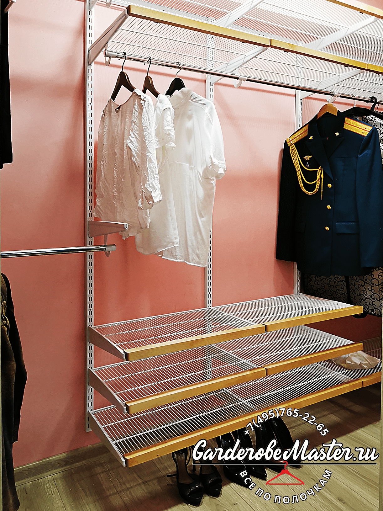 Полки и штанги в линейной гардеробной системе
