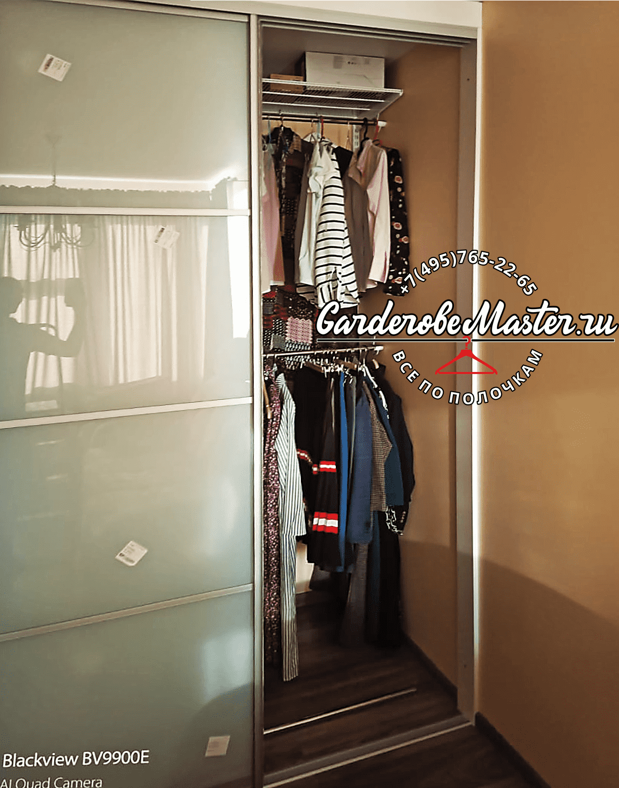 Внутреннее наполнение шкафа-купе с полками и штангами для одежды