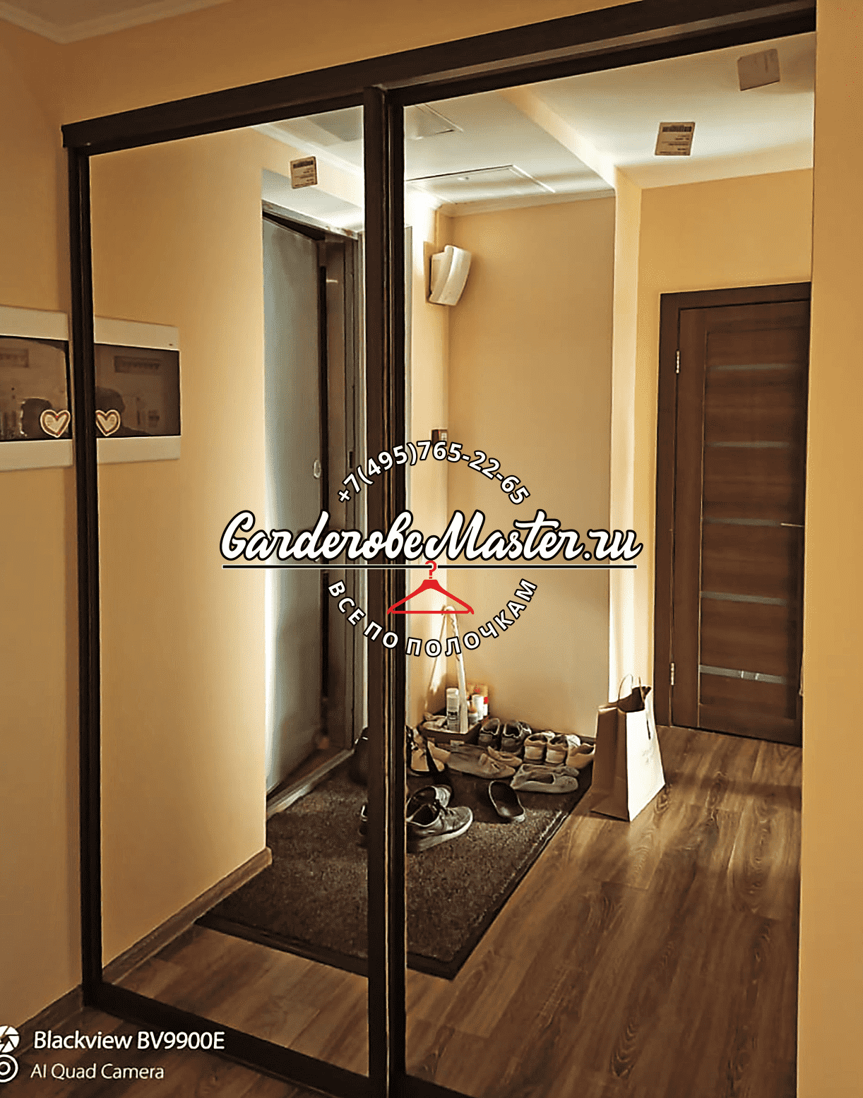 Зеркальные раздвижные двери шкафа-купе в коридоре