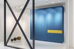 Модульная система для гостиной с раздвижными дверями и функциональным шкафом