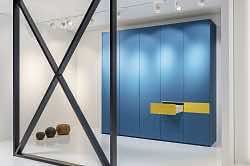 Модульная система для гостиной с раздвижными дверями и функциональным шкафом