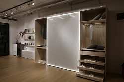 Шкаф с прозрачными фасадами для стильного хранения одежды и аксессуаров