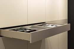 Шкаф с распашными дверьми в желтом цвете для стильного хранения одежды