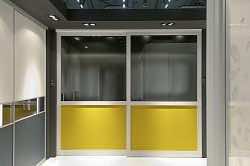 Гардеробная комната raumplus UNO с алюминиевыми дверями и LED подсветкой