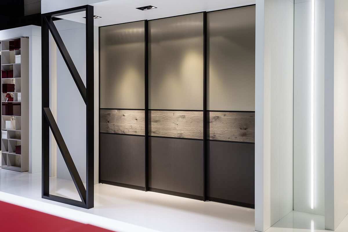 Раздвижная перегородка для офисов и салонов красоты с матовым и прозрачным стеклом