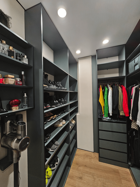 Гардеробная комната Гардеробная комната с открытыми секциями для обуви и аксессуаров в современном стиле