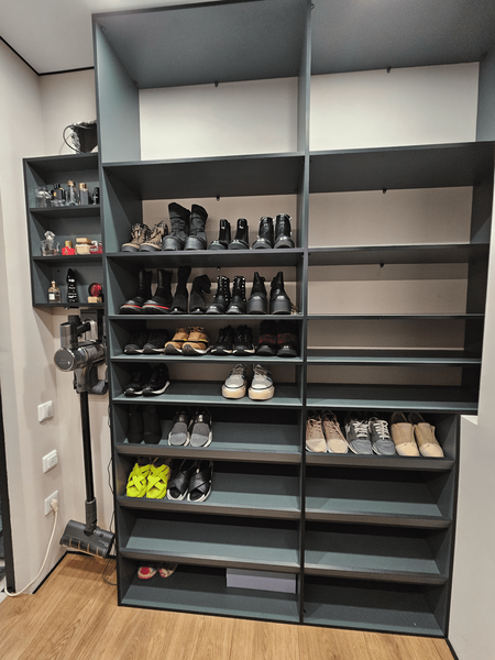 Современная гардеробная Современная гардеробная система с зоной хранения одежды, обуви и встроенной подсветкой