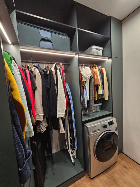 Встроенная гардеробная Встроенная гардеробная система с интеграцией стиральной машины, подсветкой и продуманным хранением