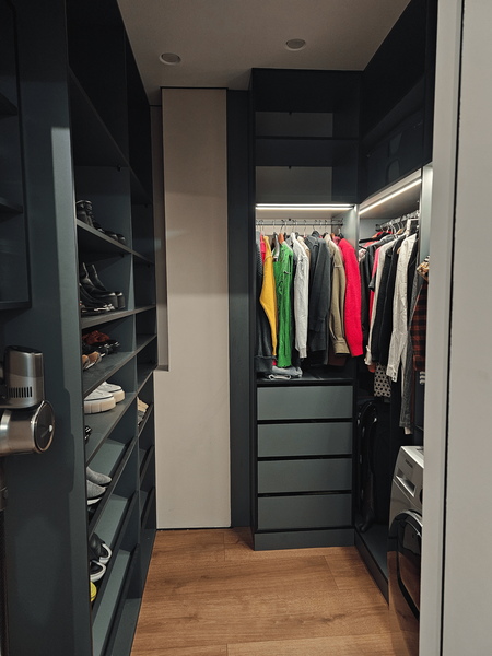 Гардеробная система Гардеробная система с интеграцией стиральной машины, выдвижными ящиками и секциями для одежды