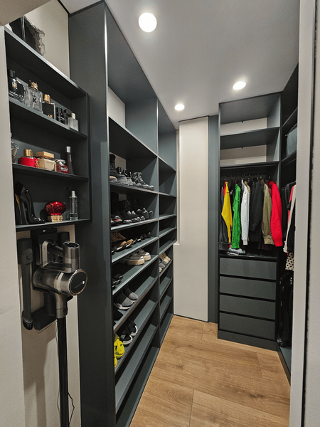 Современная гардеробная Современная гардеробная комната с обувными стеллажами, открытыми секциями и нишами для аксессуаров