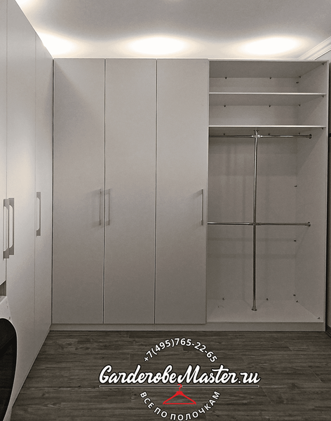 Встроенная гардеробная Встроенная гардеробная система с распашными фасадами в светлом минималистичном интерьере