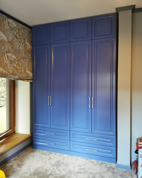 Шкафы Шкафы с глухими фасадами и выдвижными ящиками в детской комнате на заказ