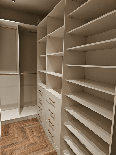 Гардеробная комната Гардеробная комната с угловым размещением модулей, полками и штангами для одежды