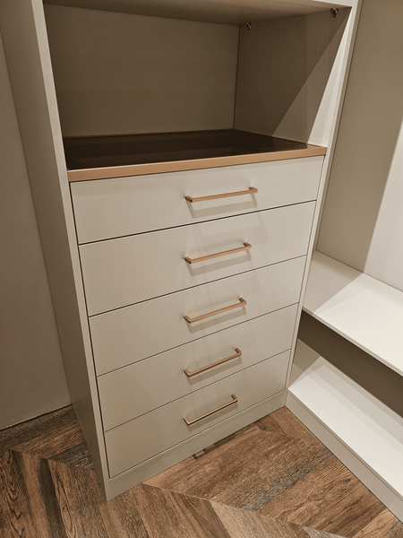 Выдвижной комод Выдвижной комод в гардеробной системе с фасадами под покраску и латунной фурнитурой