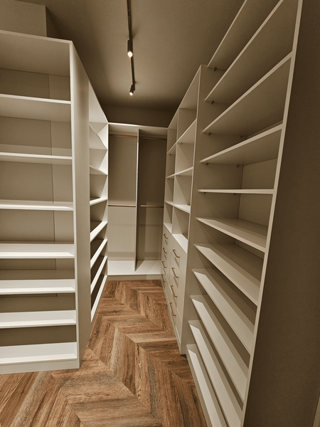 Встроенная гардеробная Встроенная гардеробная система с продуманной планировкой, открытыми секциями и выдвижными ящиками