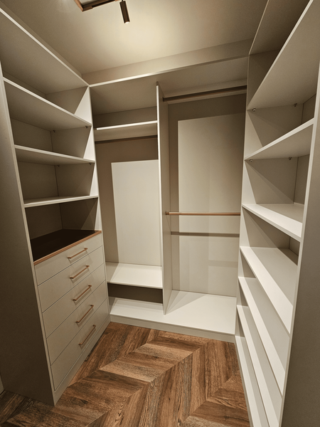 Гардеробная комната Гардеробная комната с вместительными полками для хранения обуви и аксессуаров