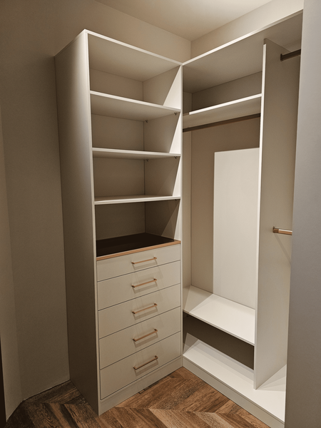 Функциональная гардеробная Функциональная гардеробная система с комбинированными зонами хранения и эргономичным наполнением