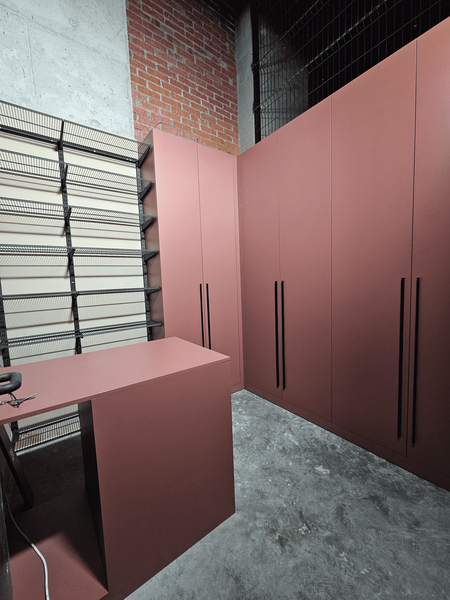 Встроенная гардеробная Встроенная гардеробная система с матовыми фасадами в пудровом оттенке и вертикальными черными ручками