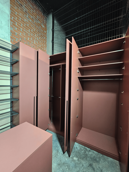 Гардеробная система Гардеробная система с распашными фасадами и внутренним наполнением для хранения одежды и аксессуаров