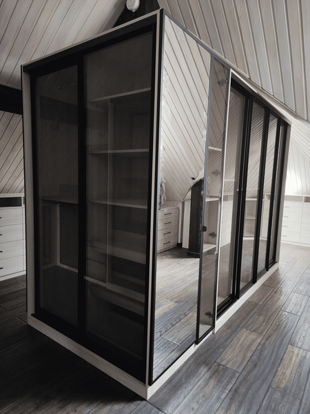 Гардеробная система Гардеробная система с зеркальными фасадами в мансардном помещении