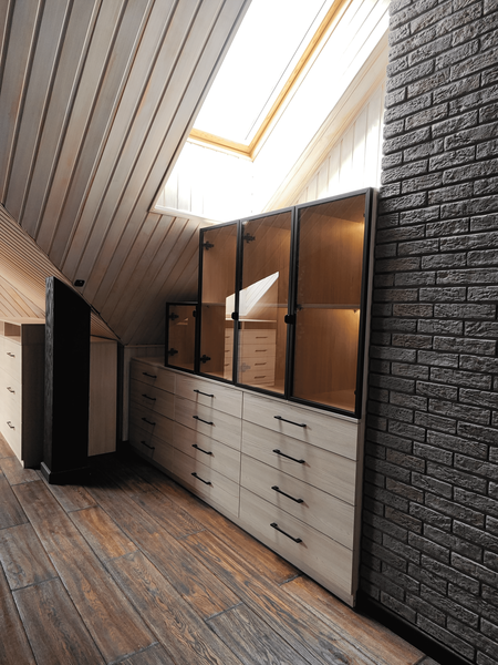 Встроенная гардеробная Встроенная гардеробная под скатом крыши с подсветкой и выдвижными ящиками