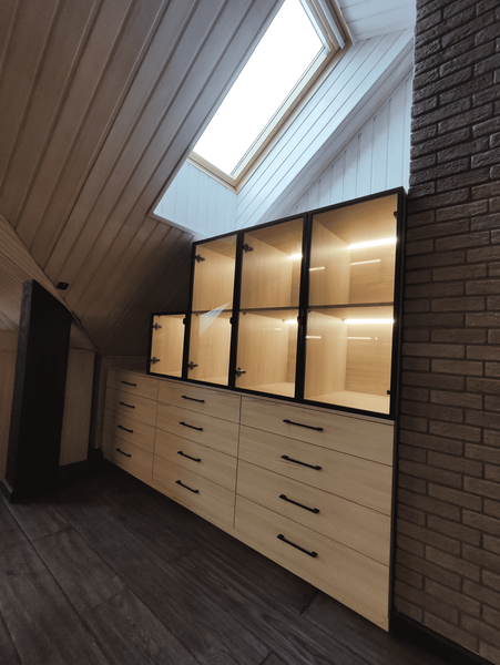 Мансардная гардеробная Мансардная гардеробная с остеклёнными фасадами и индивидуальным наполнением