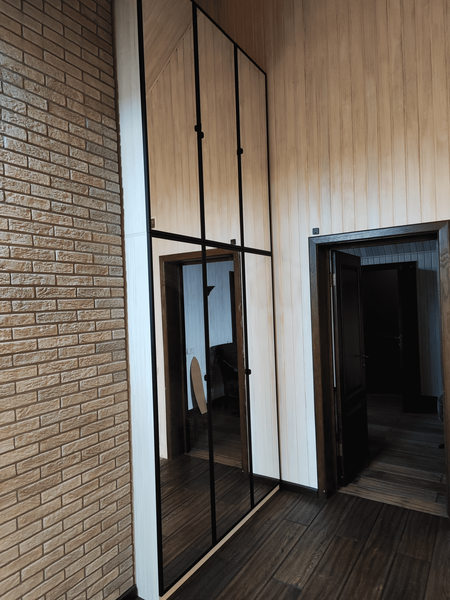 Мансардная гардеробная Мансардная гардеробная система с остеклёнными фасадами и чёрным профилем